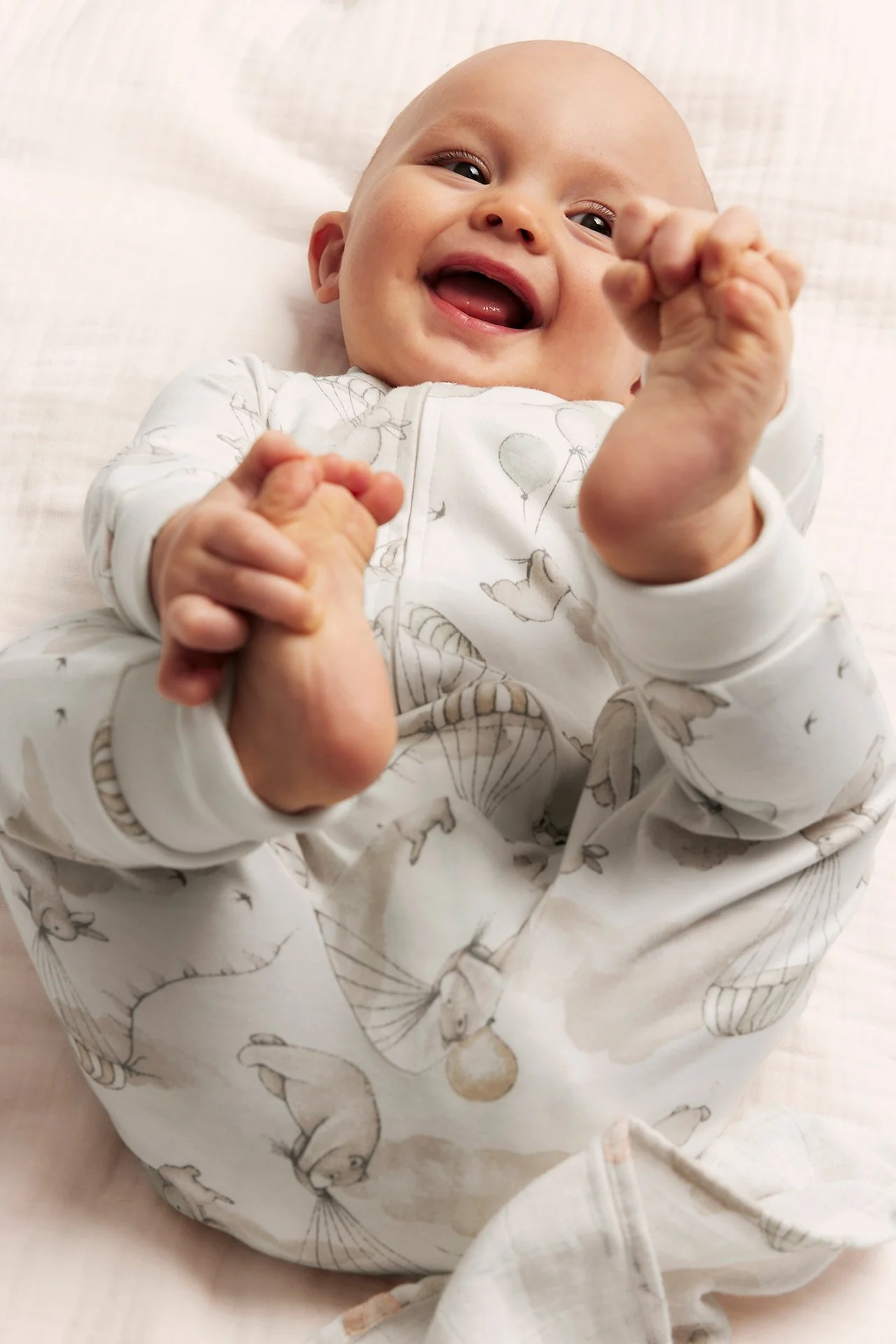 Baby bunny & bear balloon sleepsuit - Image 3