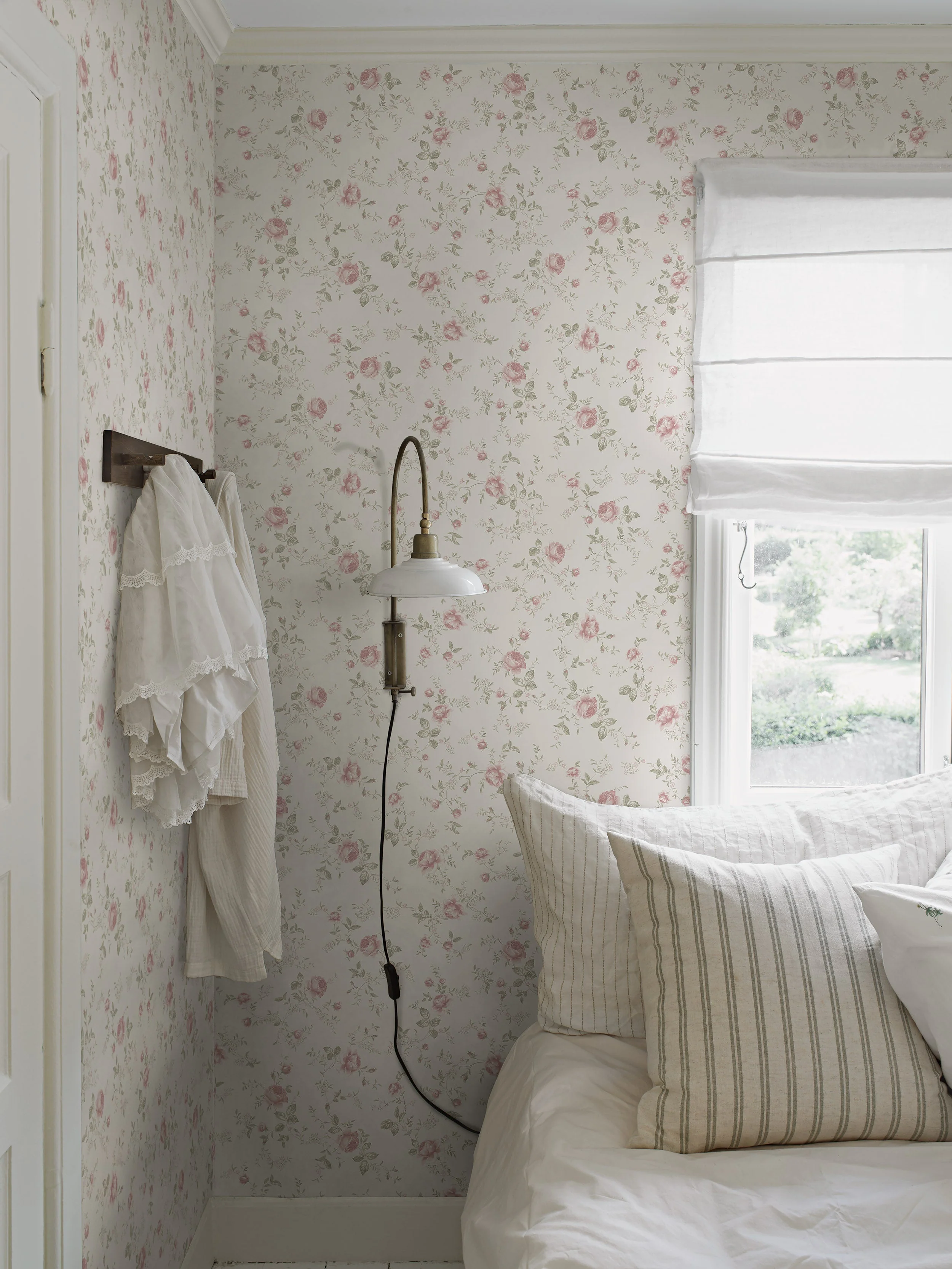 Rose Garden white wallpaper - Image 2
