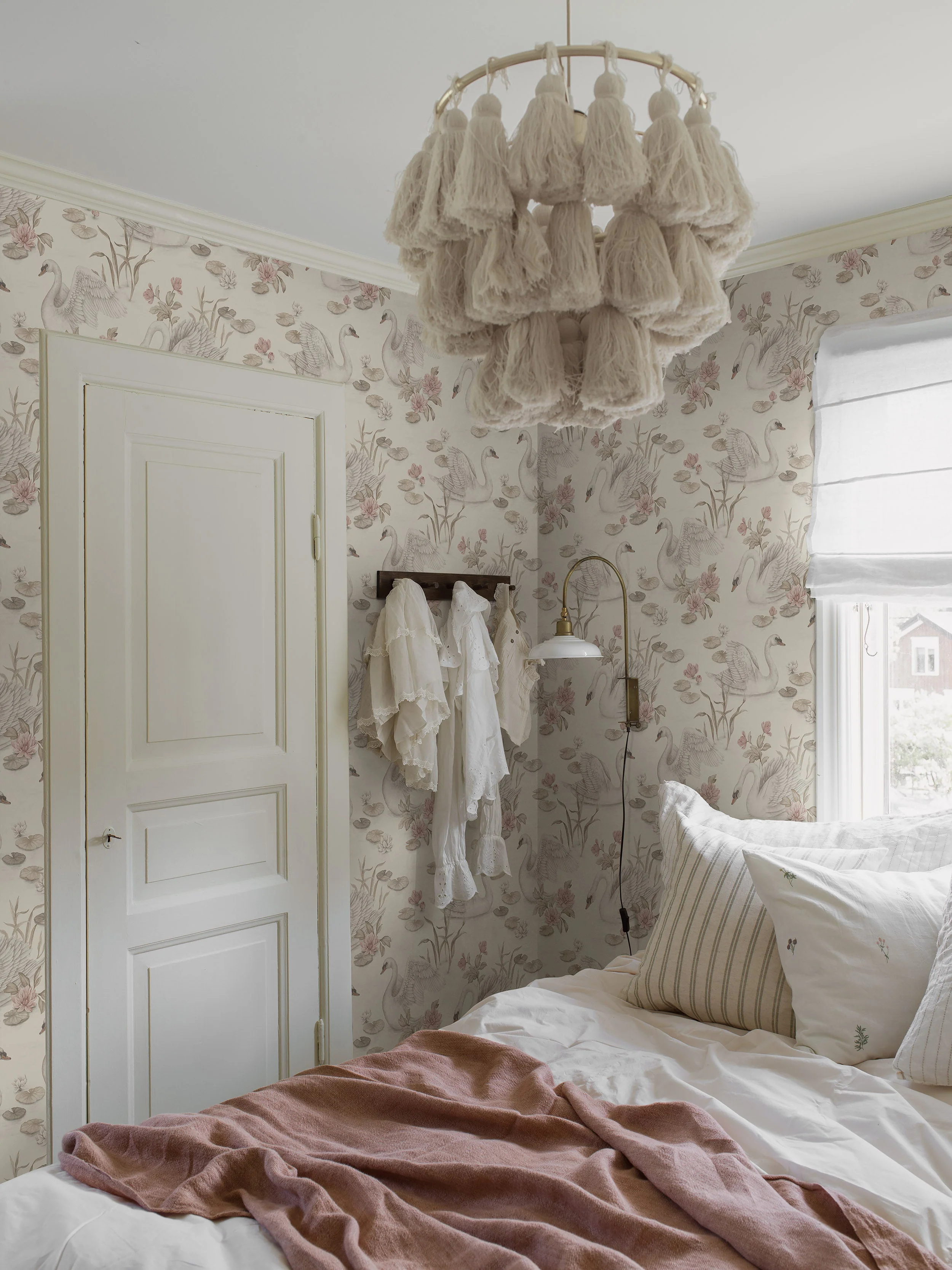 Lily swan beige wallpaper - Image 2