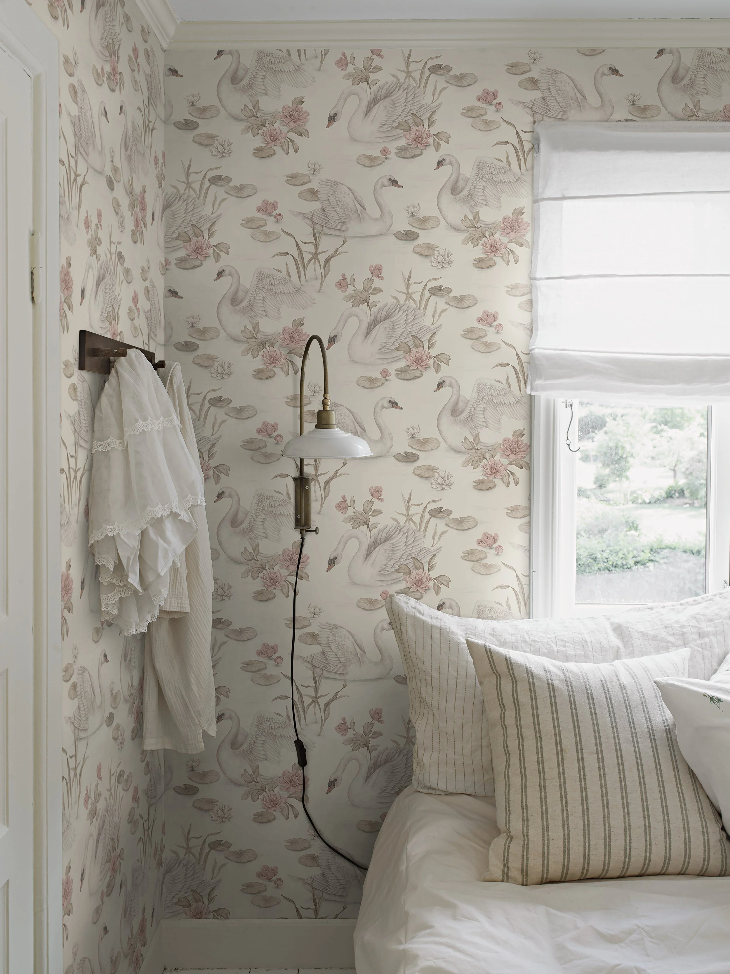 Lily swan beige wallpaper - Image 4