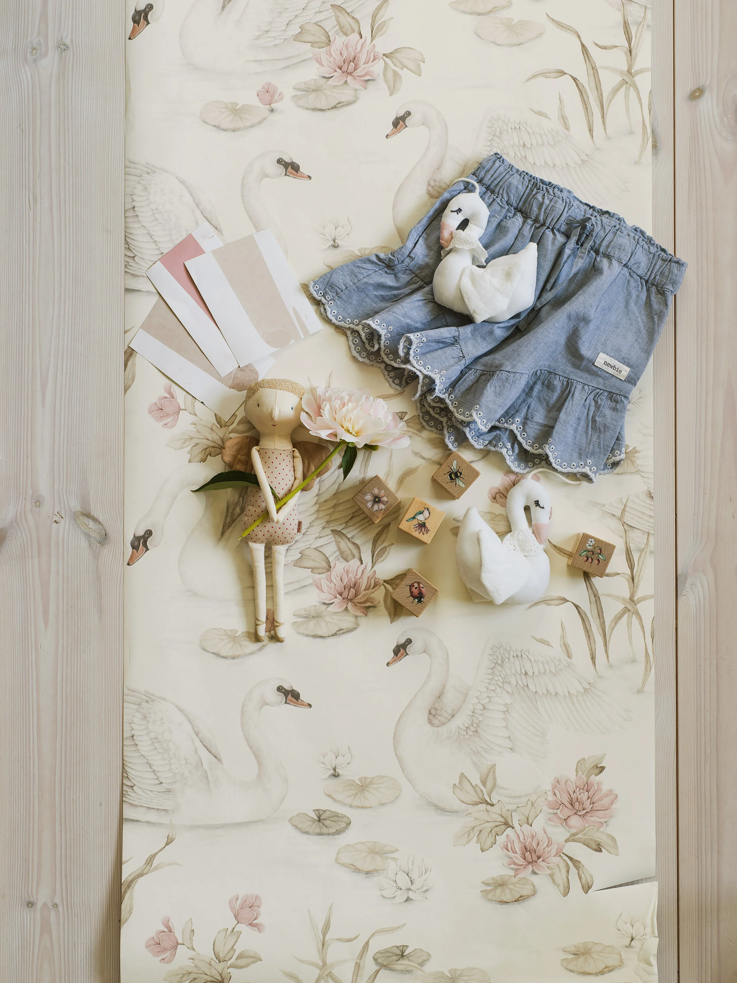 Lily swan beige wallpaper - Image 7