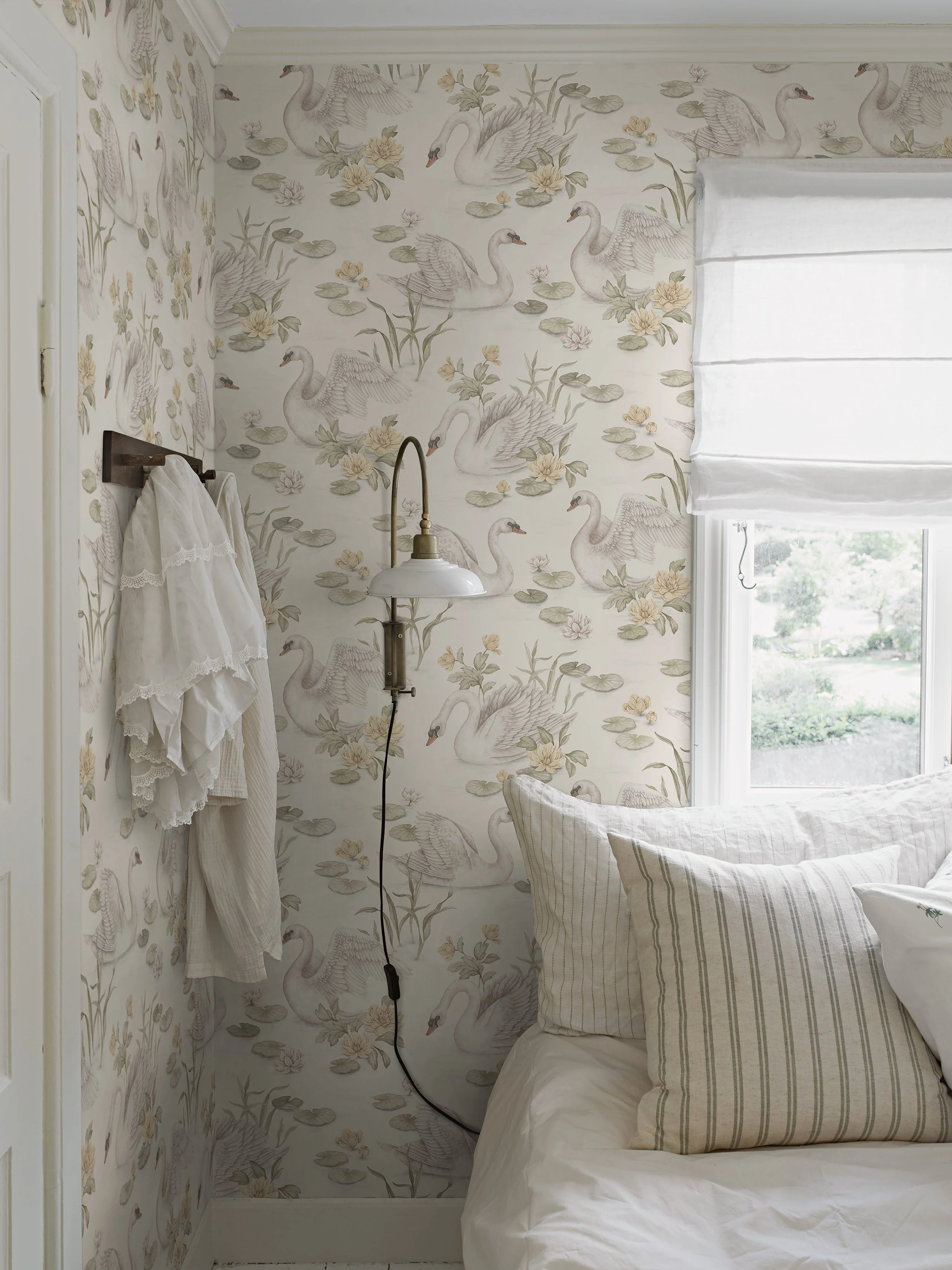 Lily swan white wallpaper - Image 2