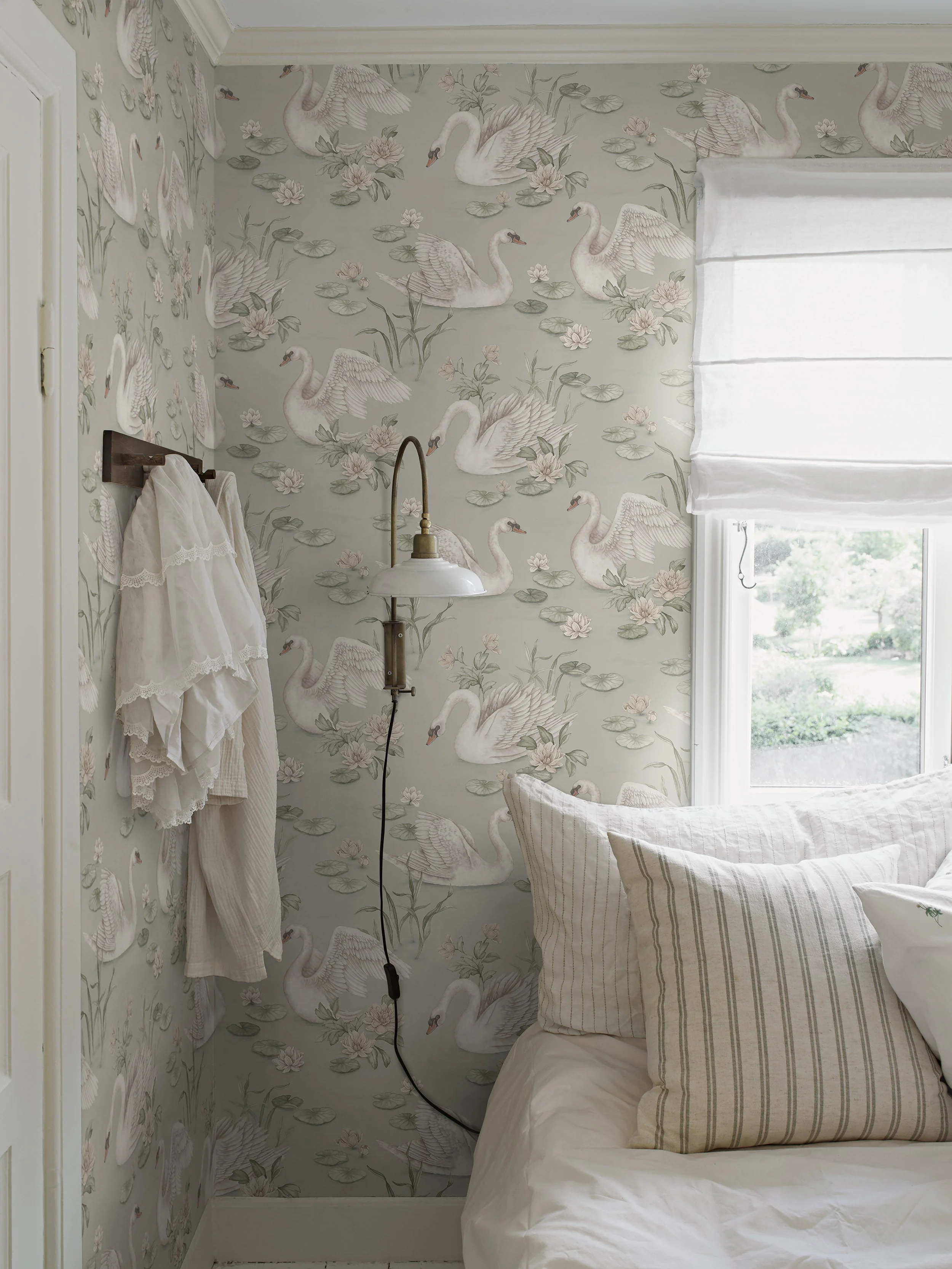 Lily swan green wallpaper - Image 2