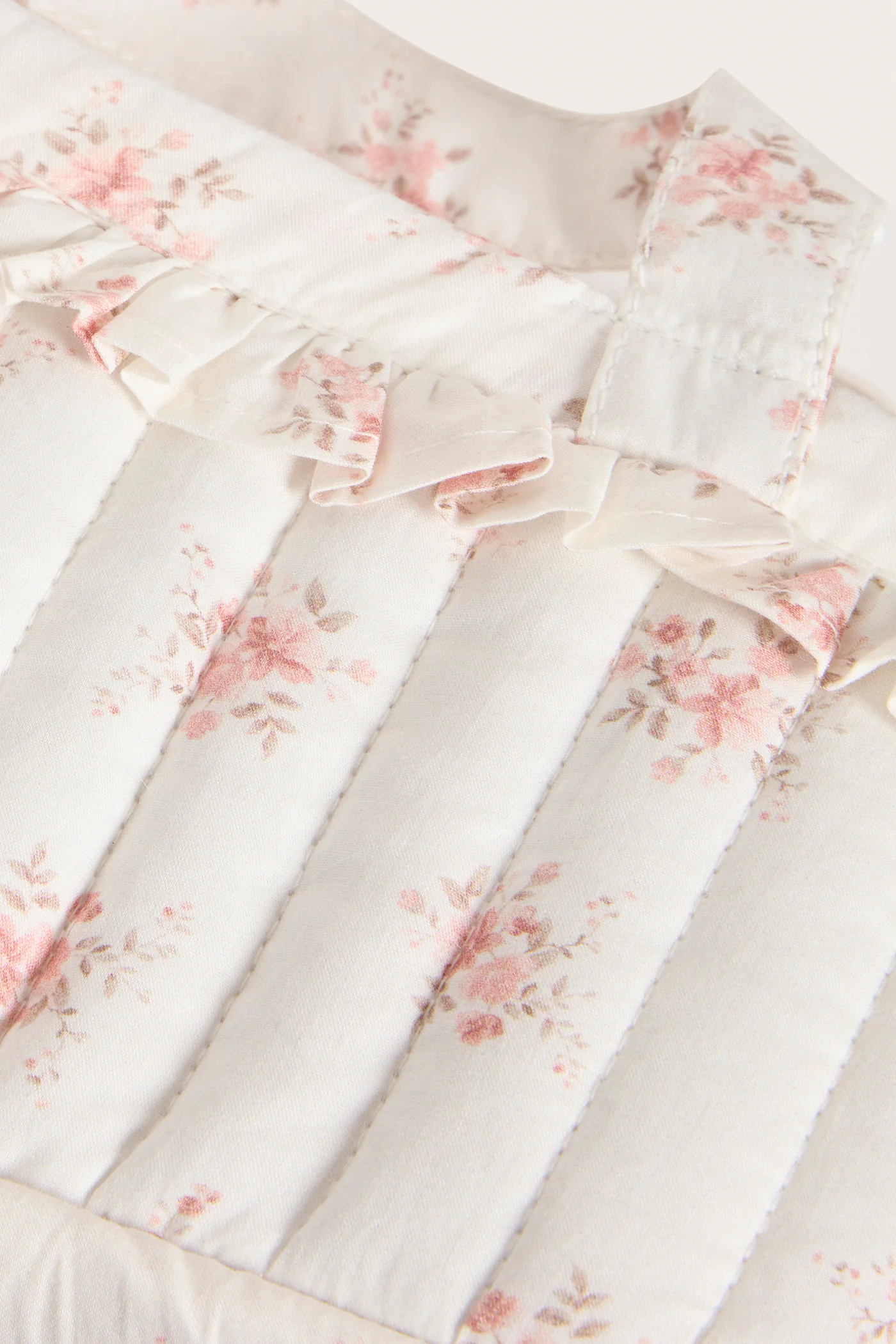 White floral quilted basket for dolls - Image 2