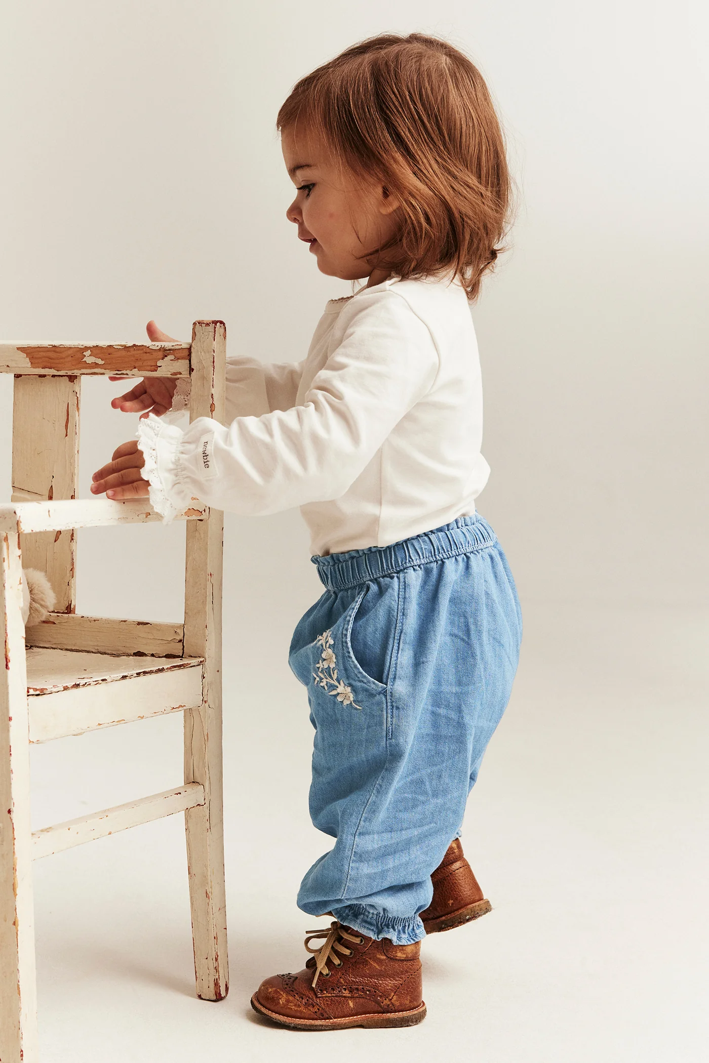 Baby blue denim trousers with floral embroidery - Image 3