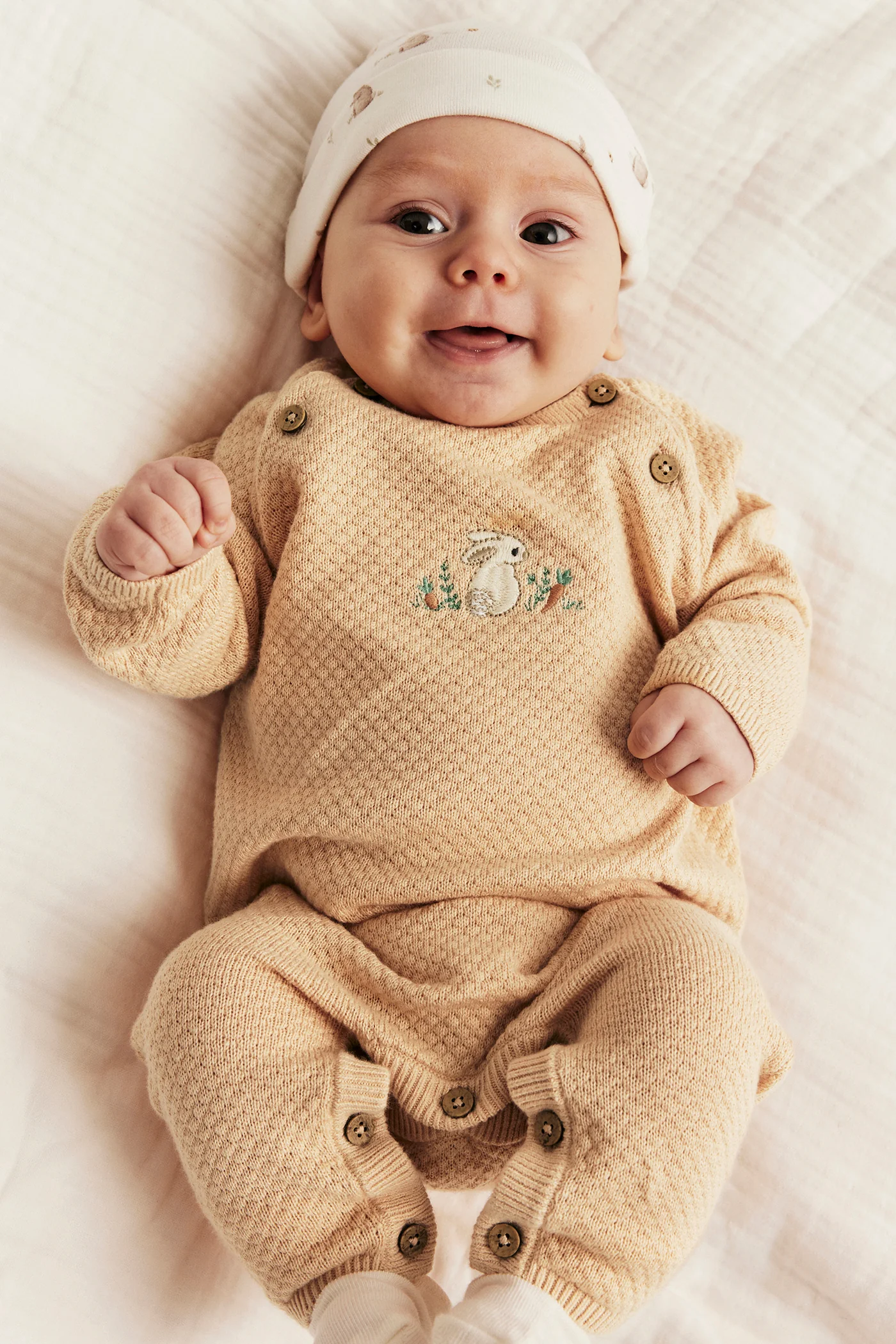 Baby orange knitted jumpsuit with embroidered rabbit - Image 4