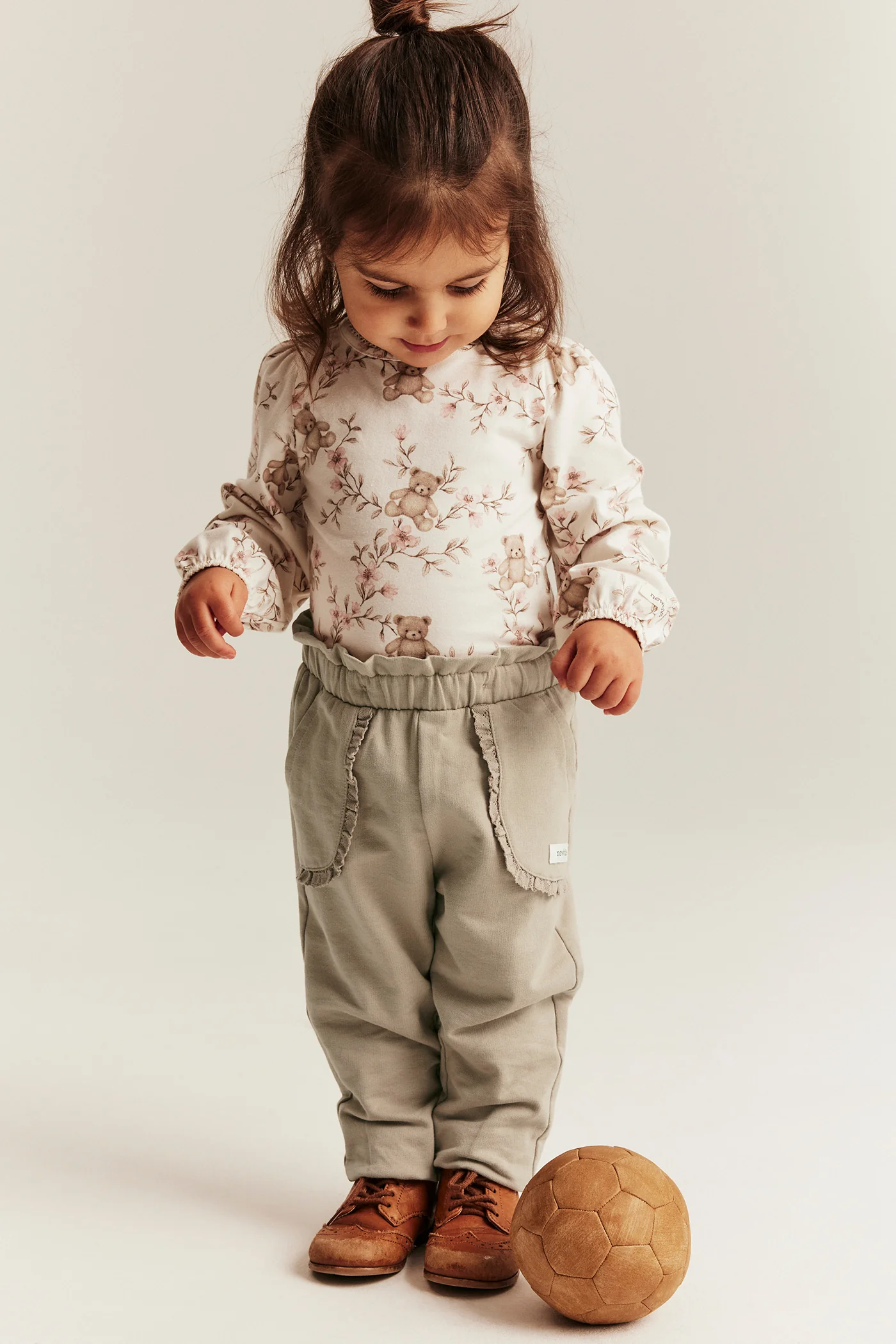 Baby beige joggers with lace details - Image 3