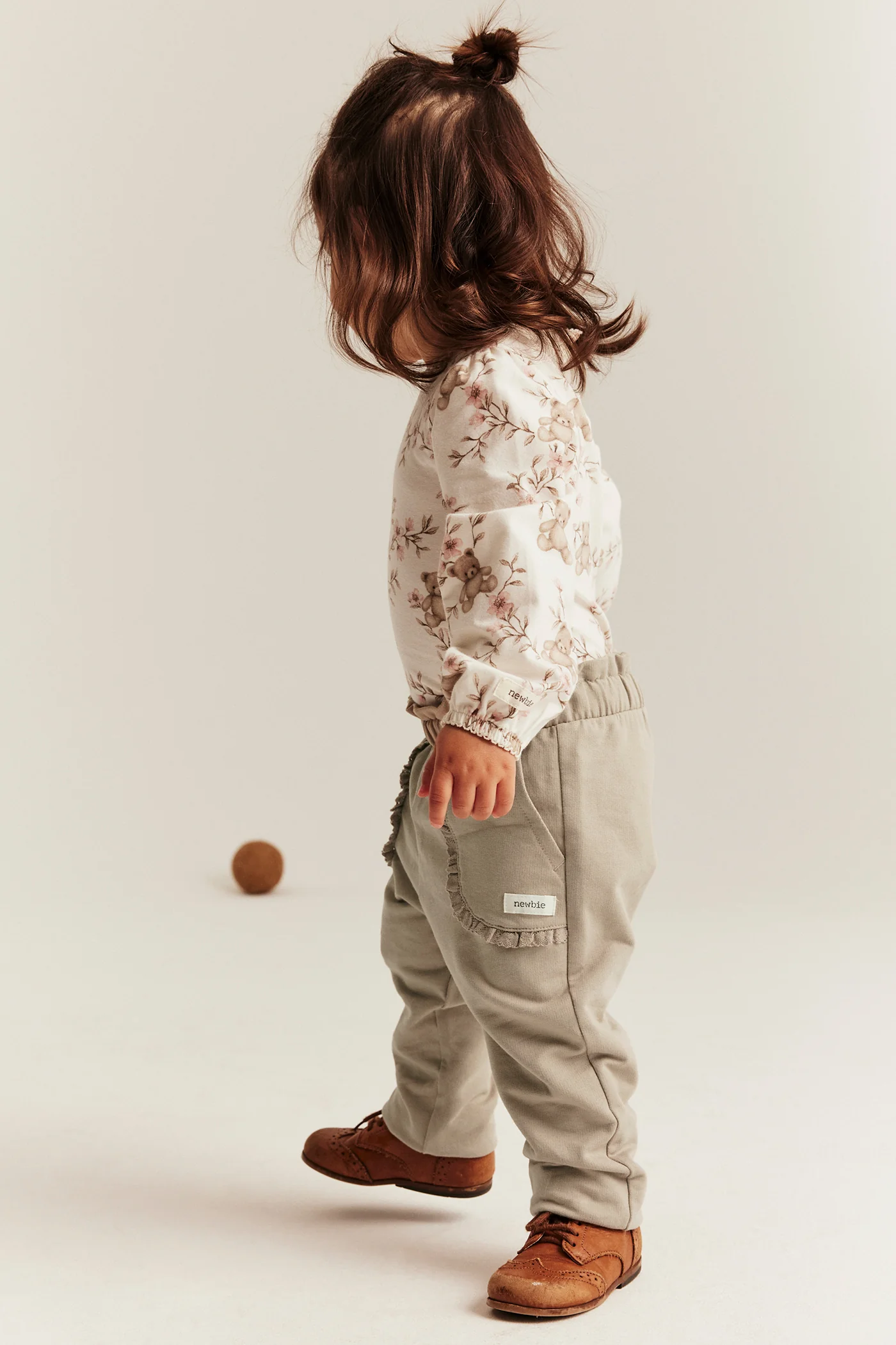 Baby beige joggers with lace details - Image 4