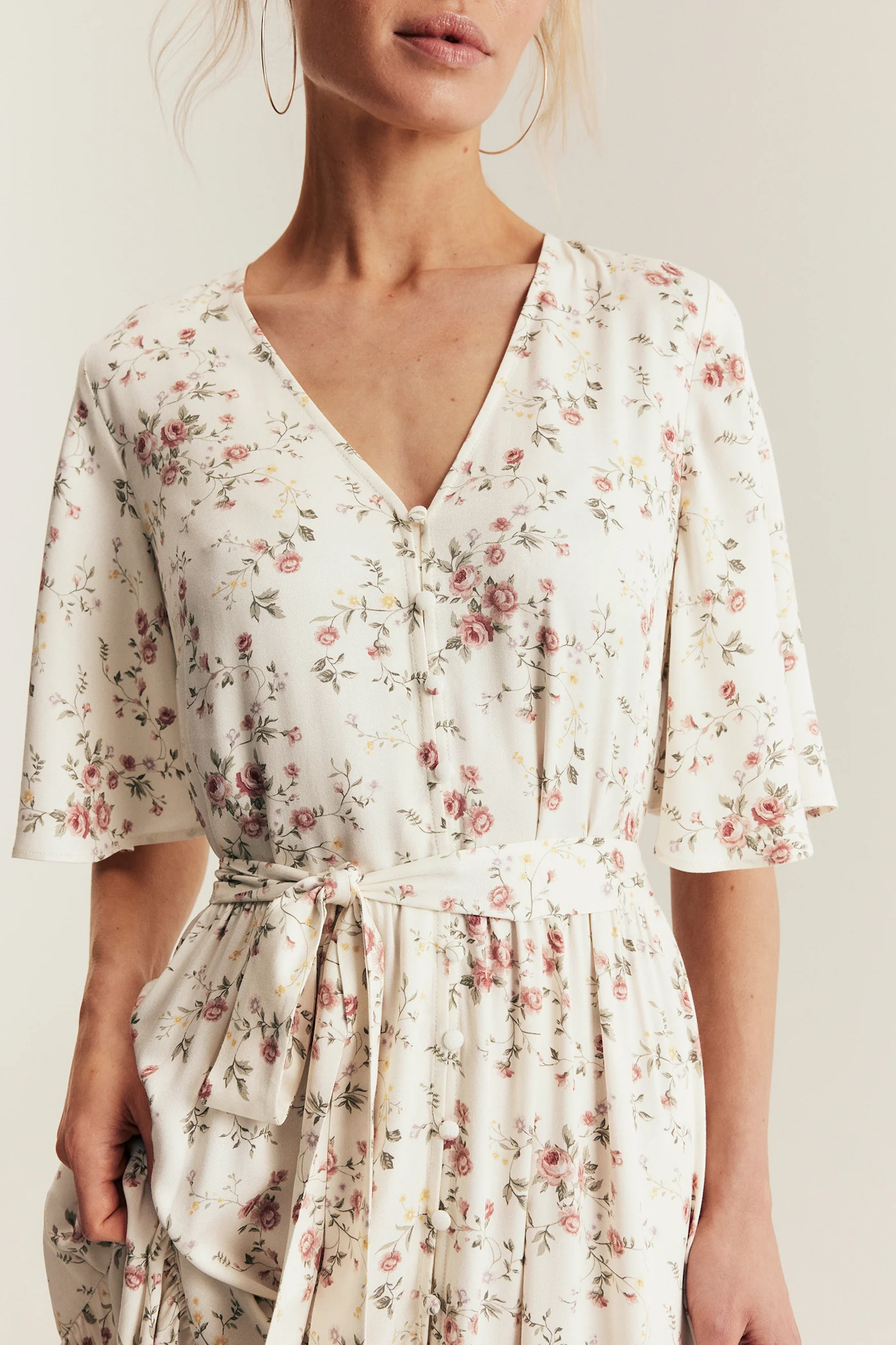 Women's white floral short‑sleeved dress - Image 6