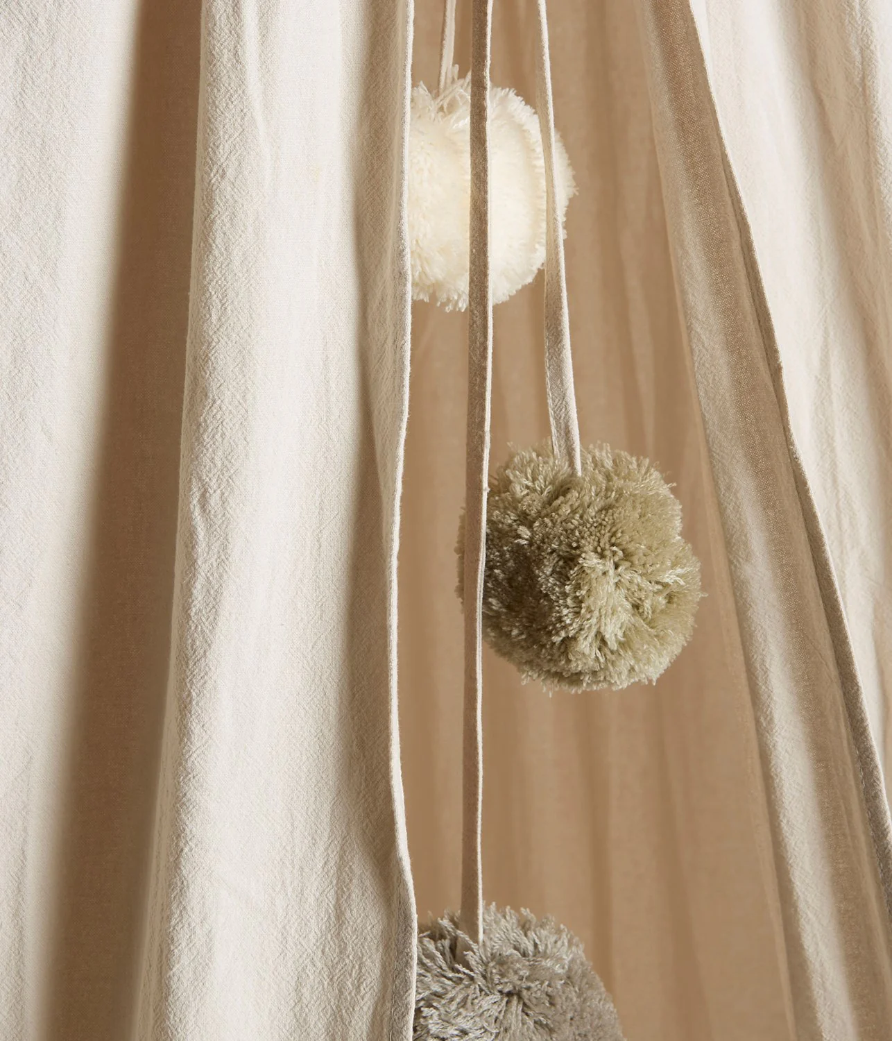 Beige reading tent with pom poms - Image 3