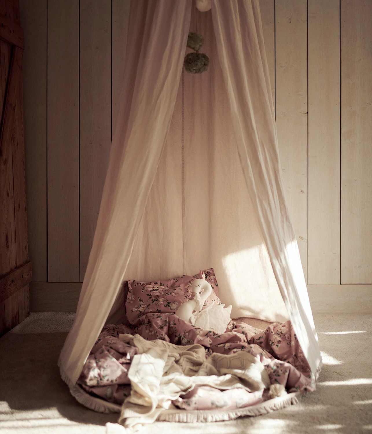 Beige reading tent with pom poms - Image 4