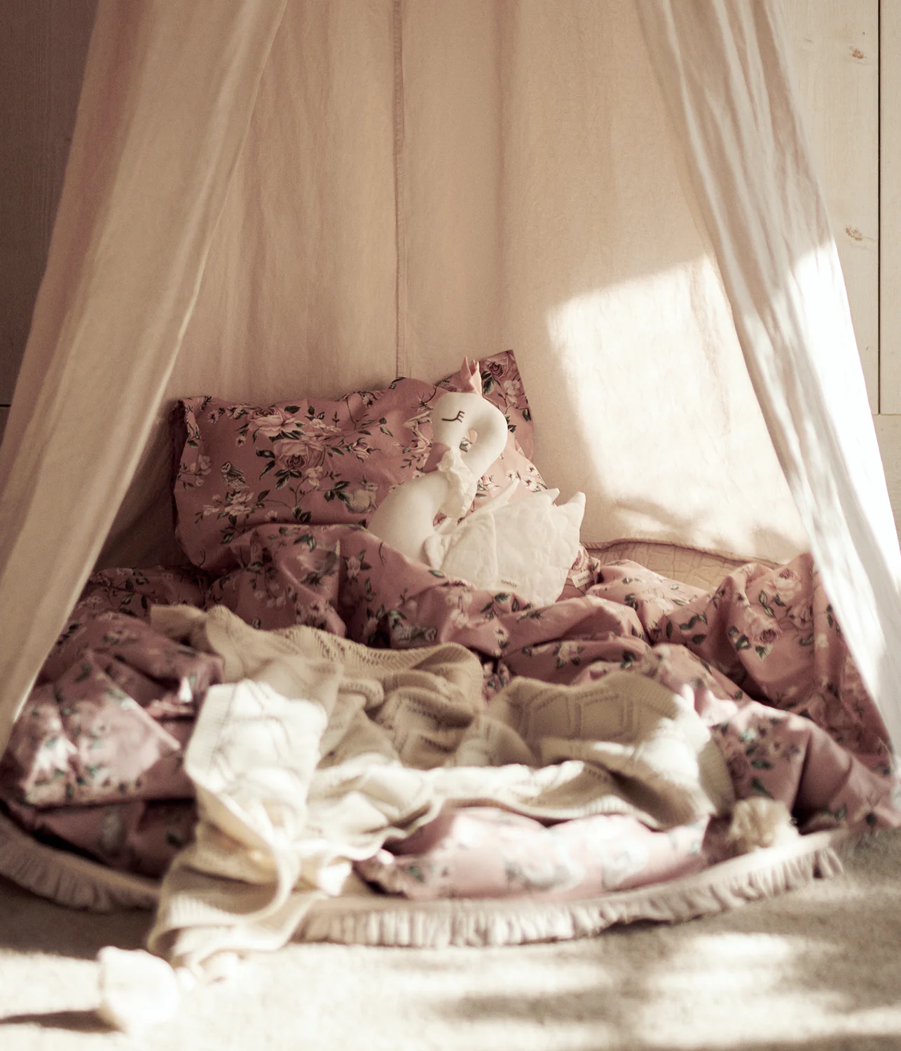 Beige reading tent with pom poms - Image 5