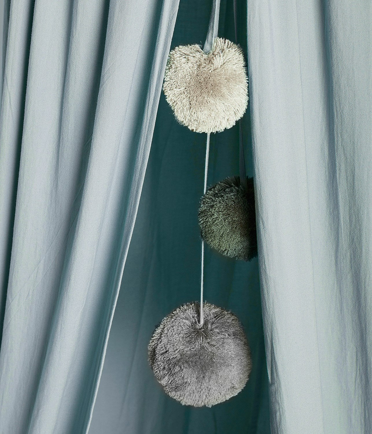Baby blue play tent with pom-poms - Image 3