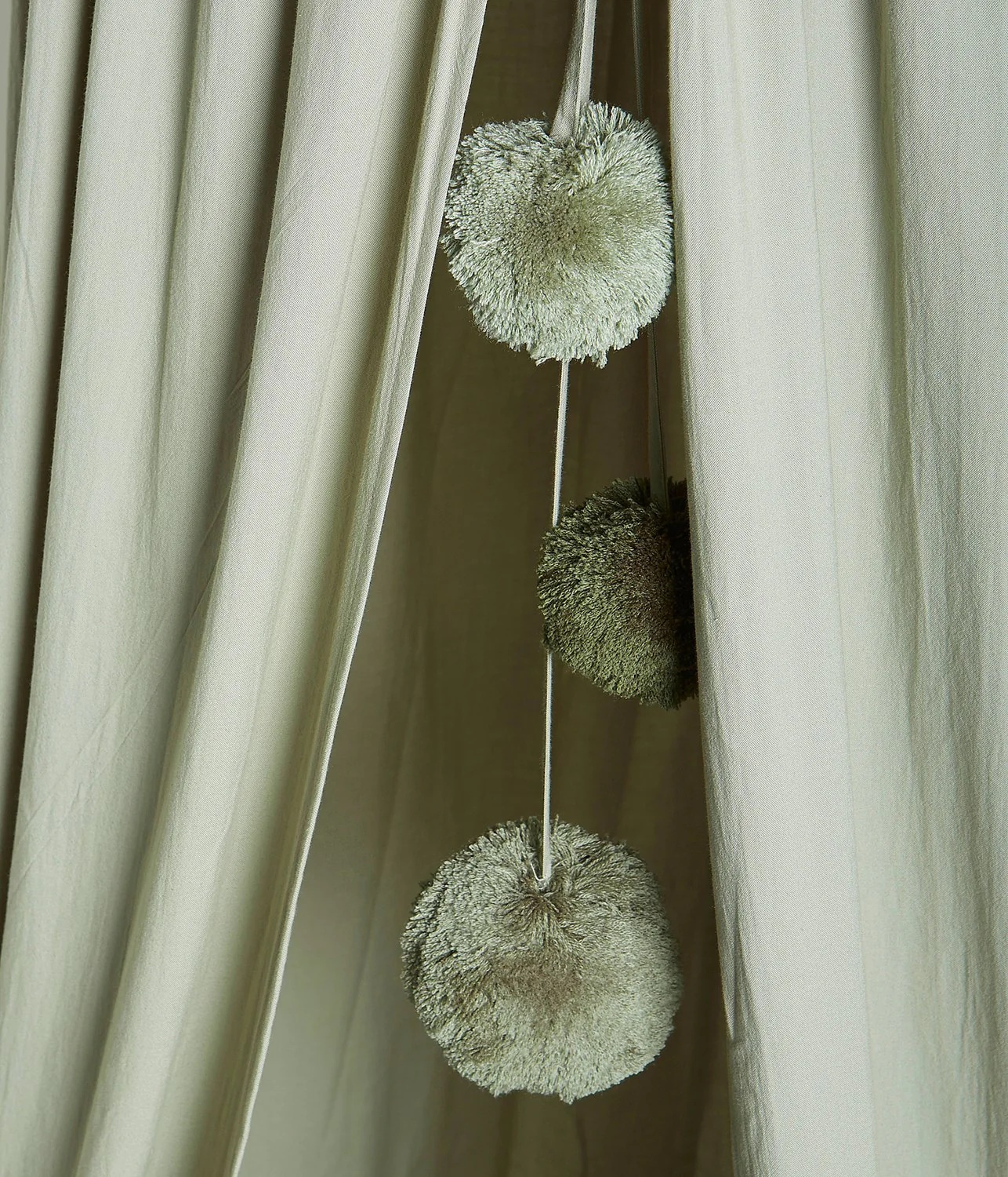 Green reading tent with pom-poms - Image 3