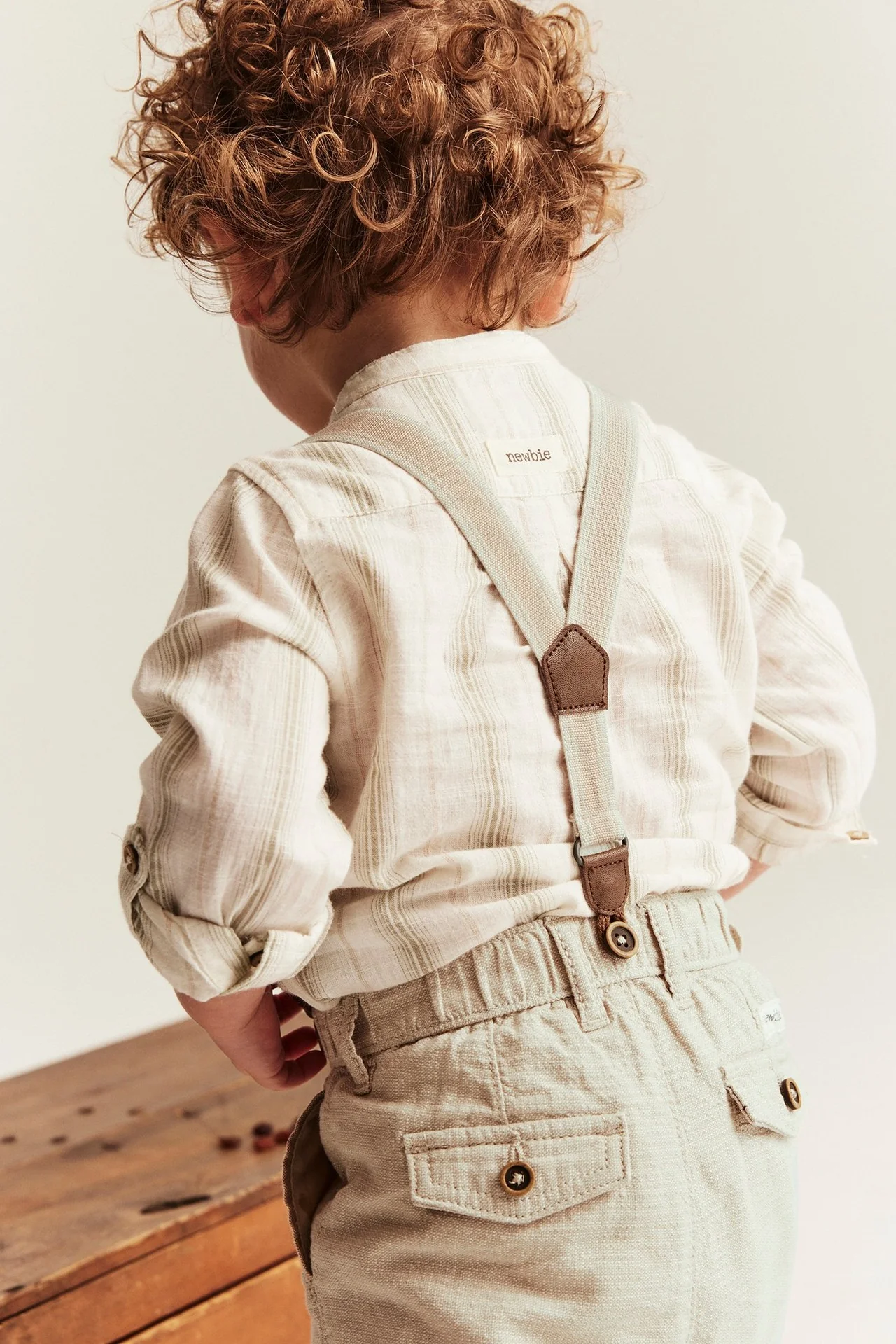 Baby beige woven trousers with suspenders - Image 6