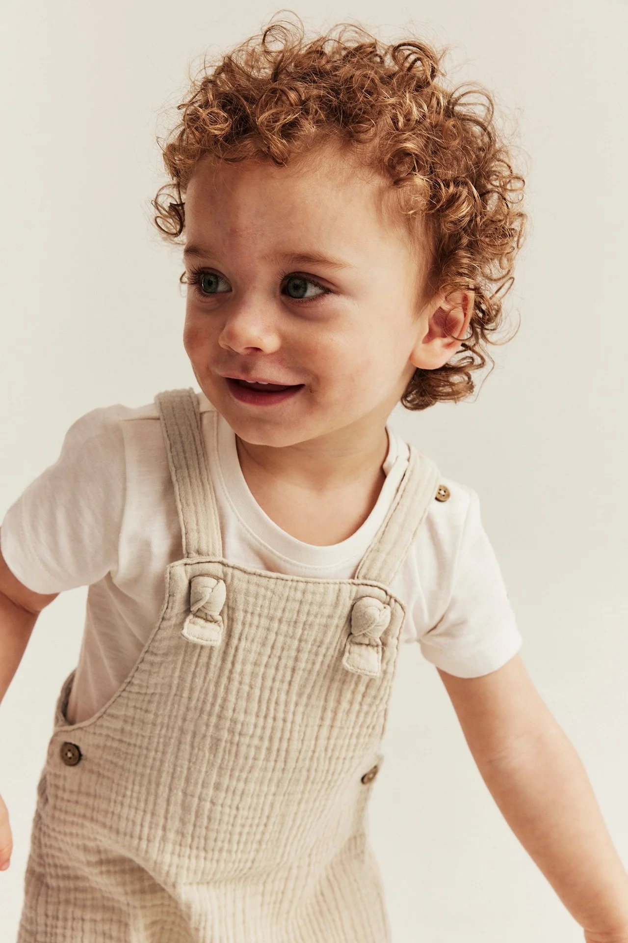 Baby beige dungaree shorts - Image 4