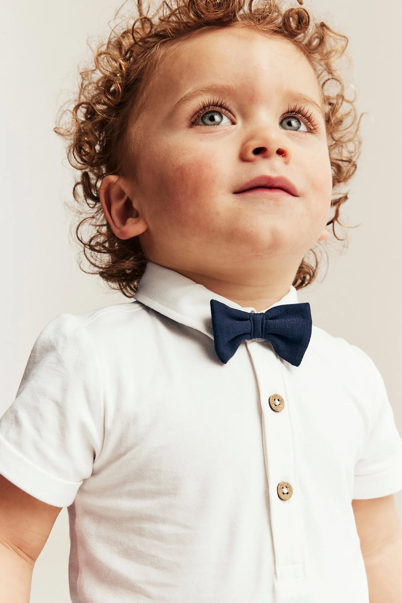 Baby white short-sleeved bodysuit with bow tie - Image 3