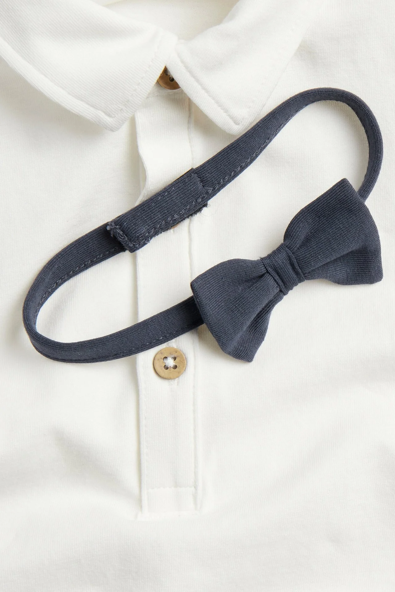 Baby white short-sleeved bodysuit with bow tie - Image 4