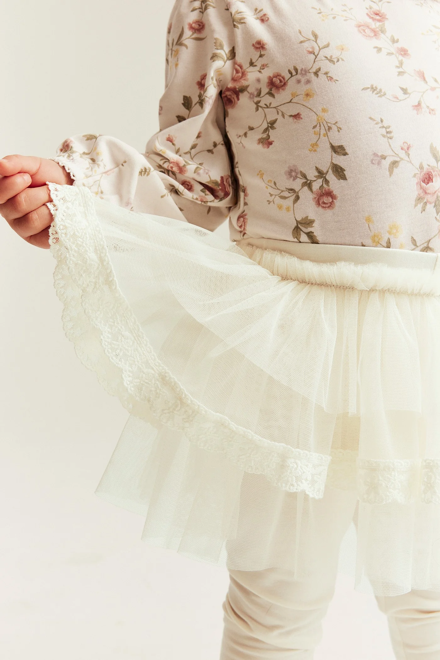 Baby white leggings with tulle skirt - Image 4