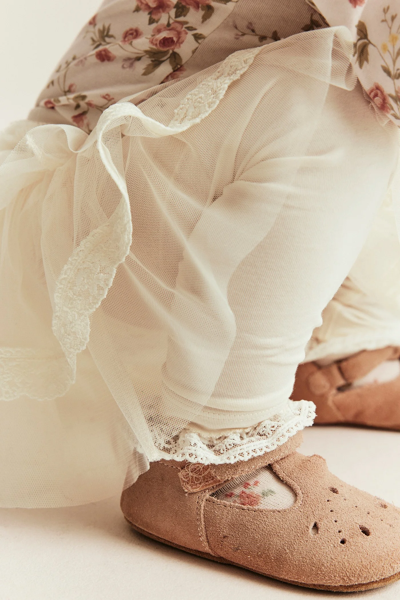 Baby white leggings with tulle skirt - Image 6