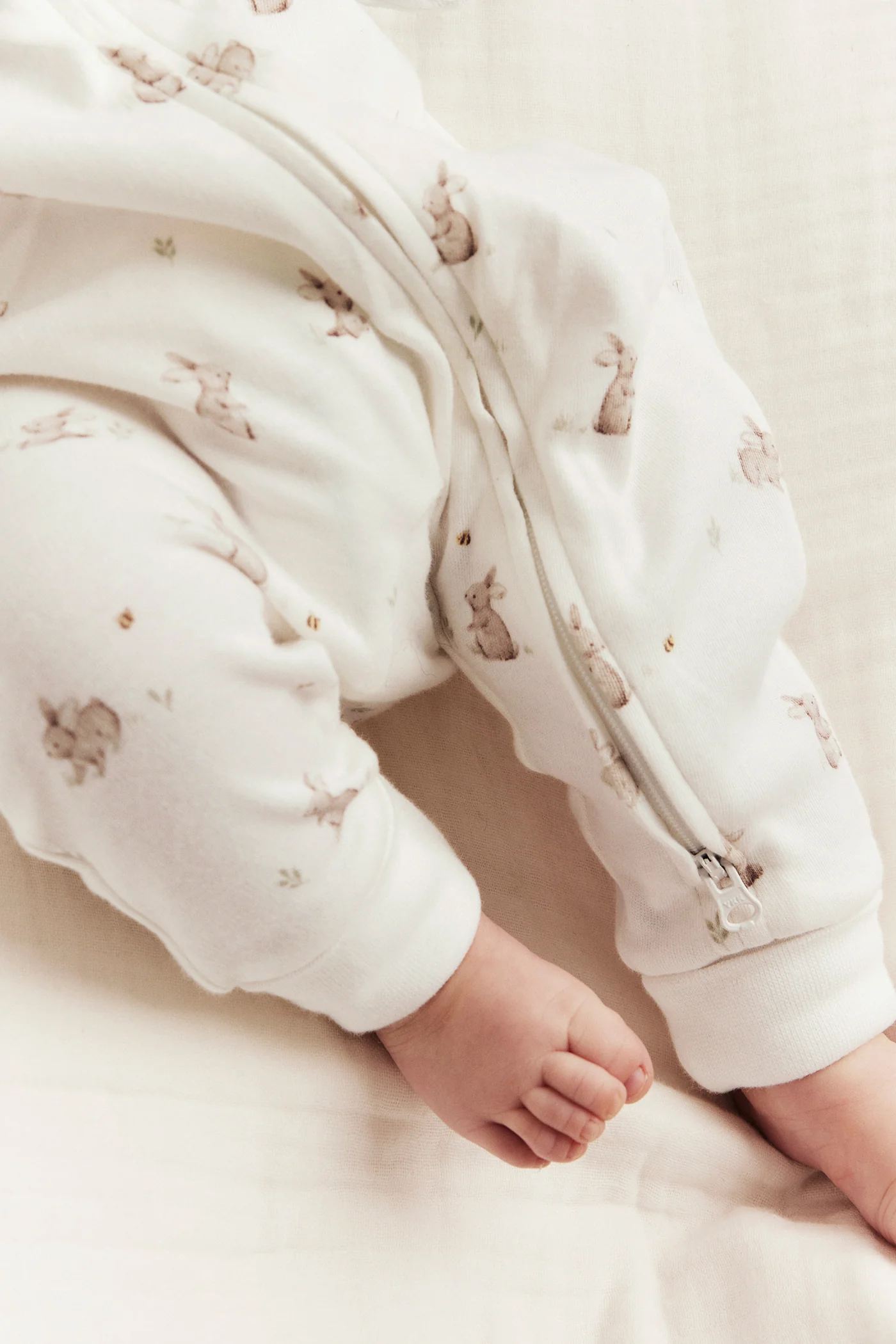 Baby white sleepsuit with bunny print - Image 4
