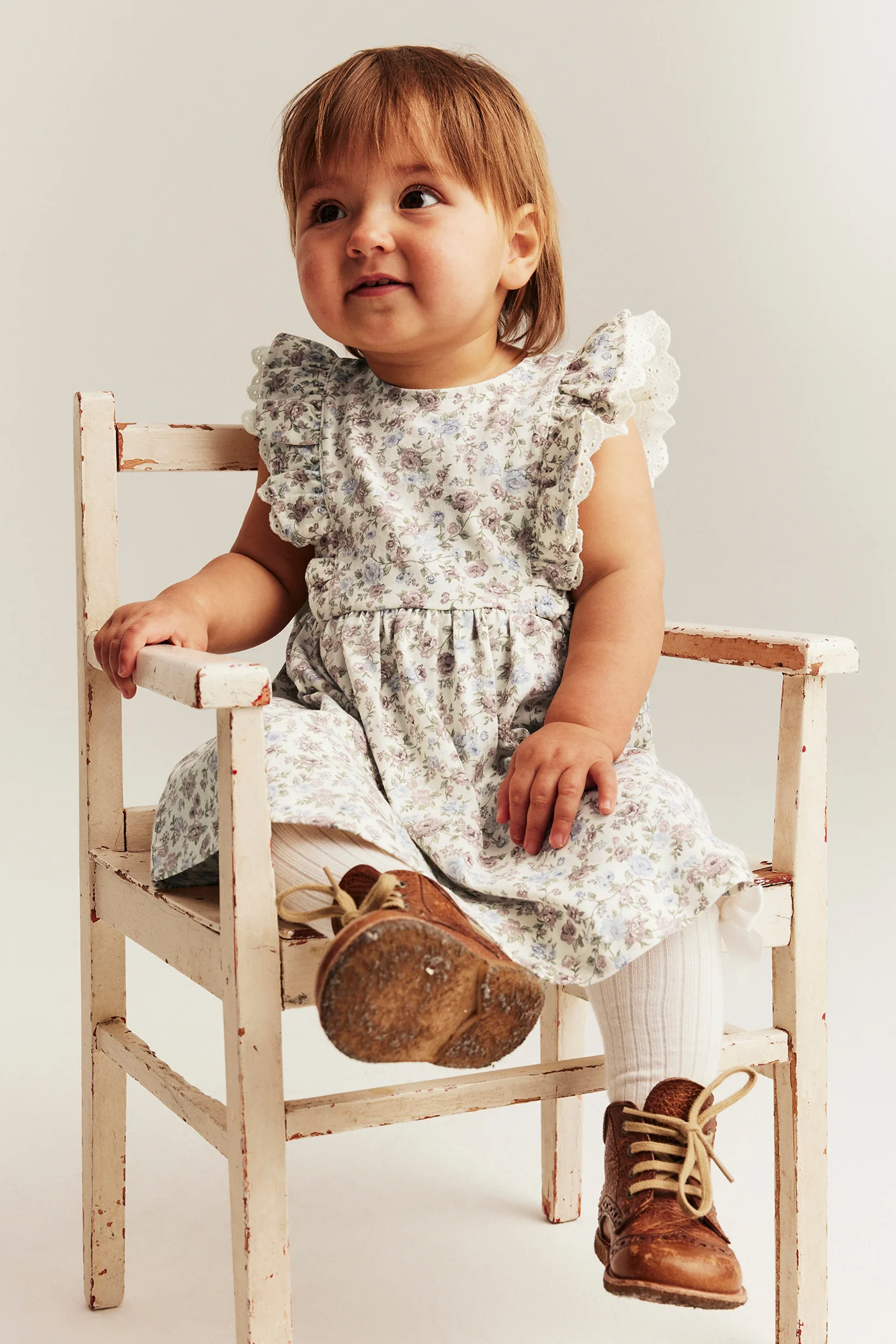 Baby white floral sleeveless dress with lace - Image 4