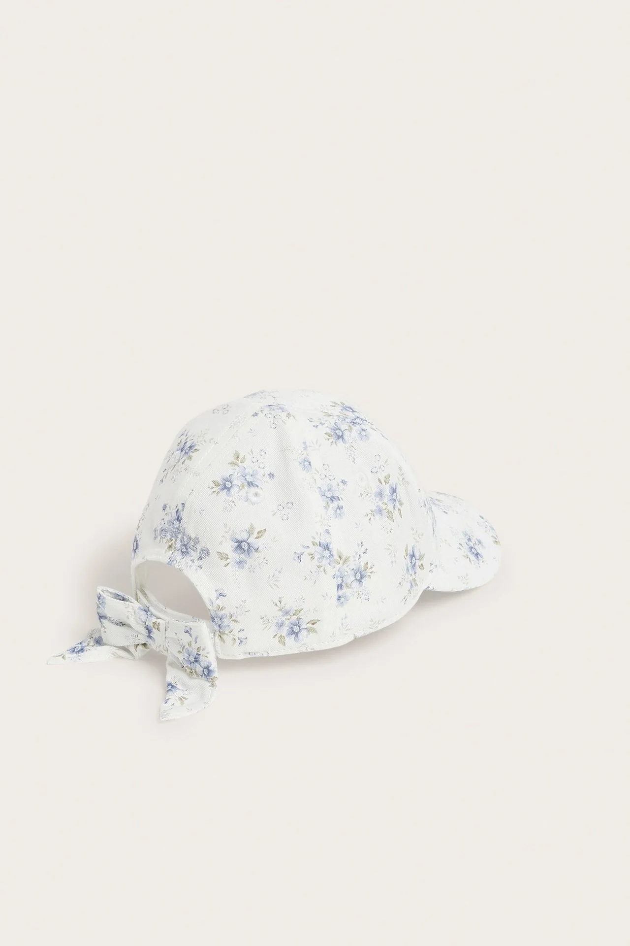 Baby white floral cap with bow - Image 3