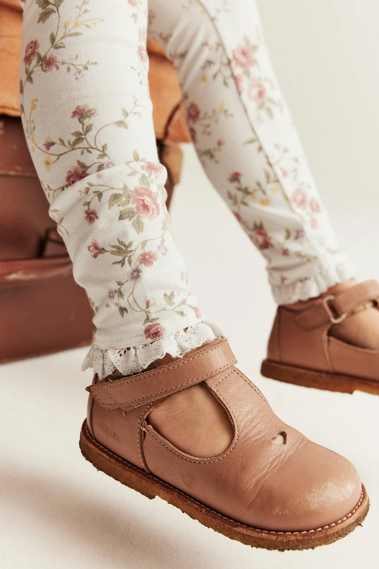Kids white floral leggings with lace - Image 3