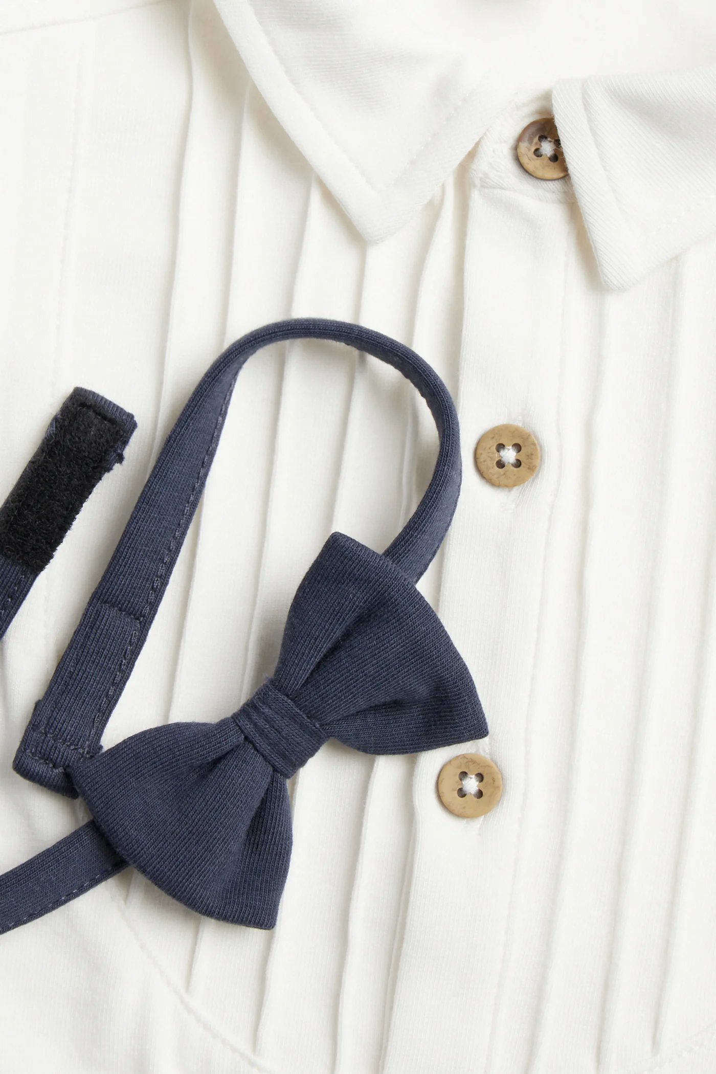 Baby white long-sleeved bodysuit with bow tie - Image 5
