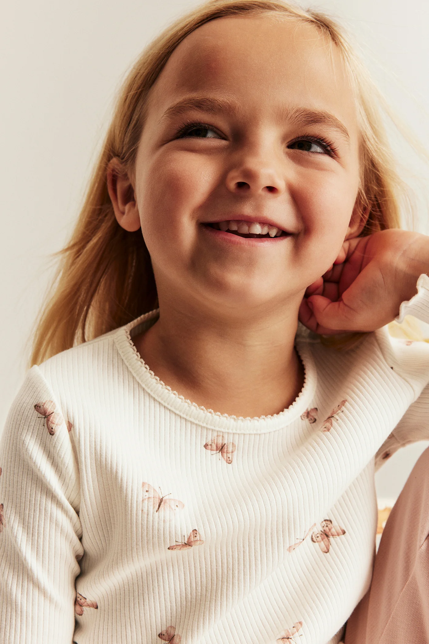 Baby & kids white top with butterfly print - Image 4