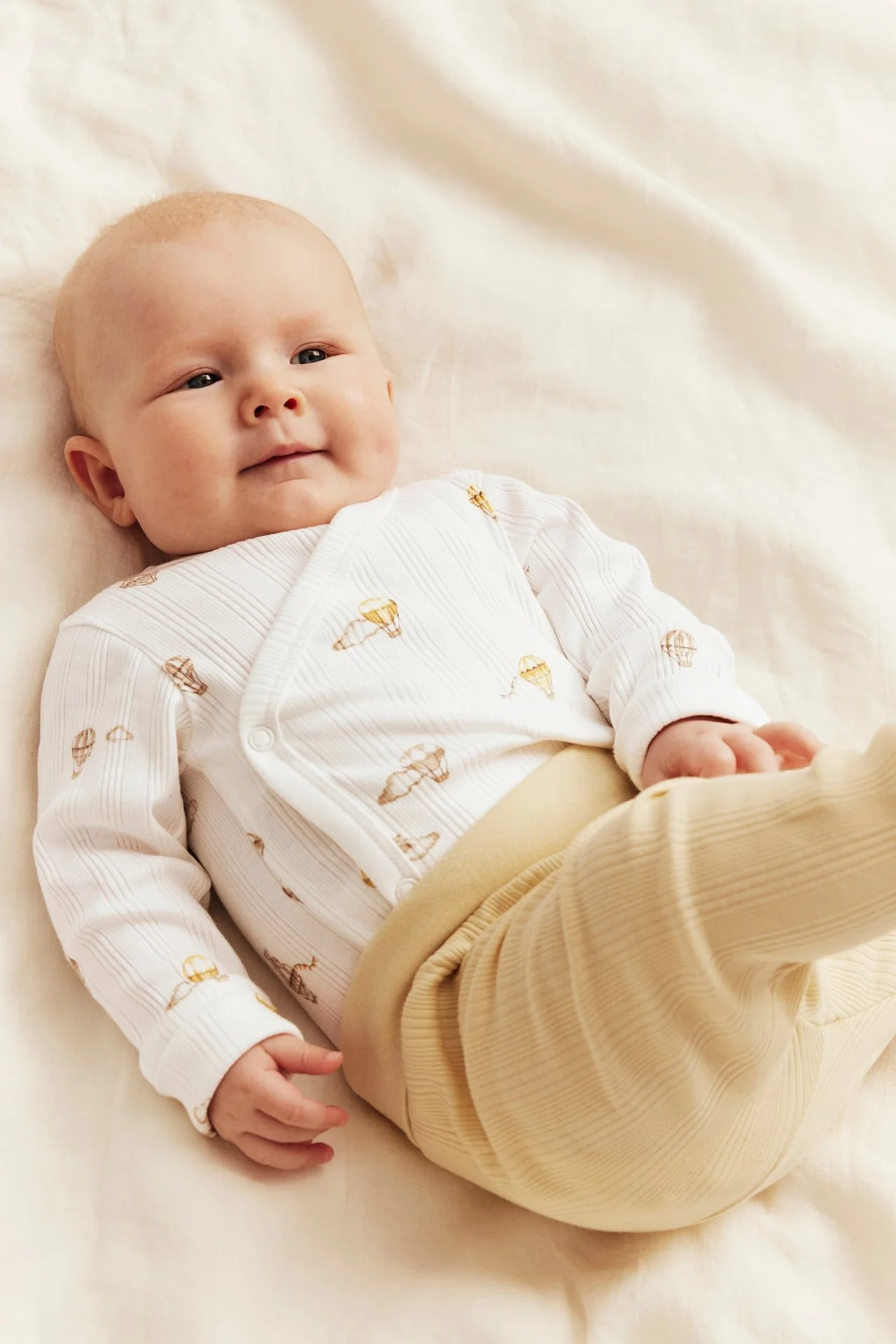Baby bodysuit with hot air balloon motif - Image 3