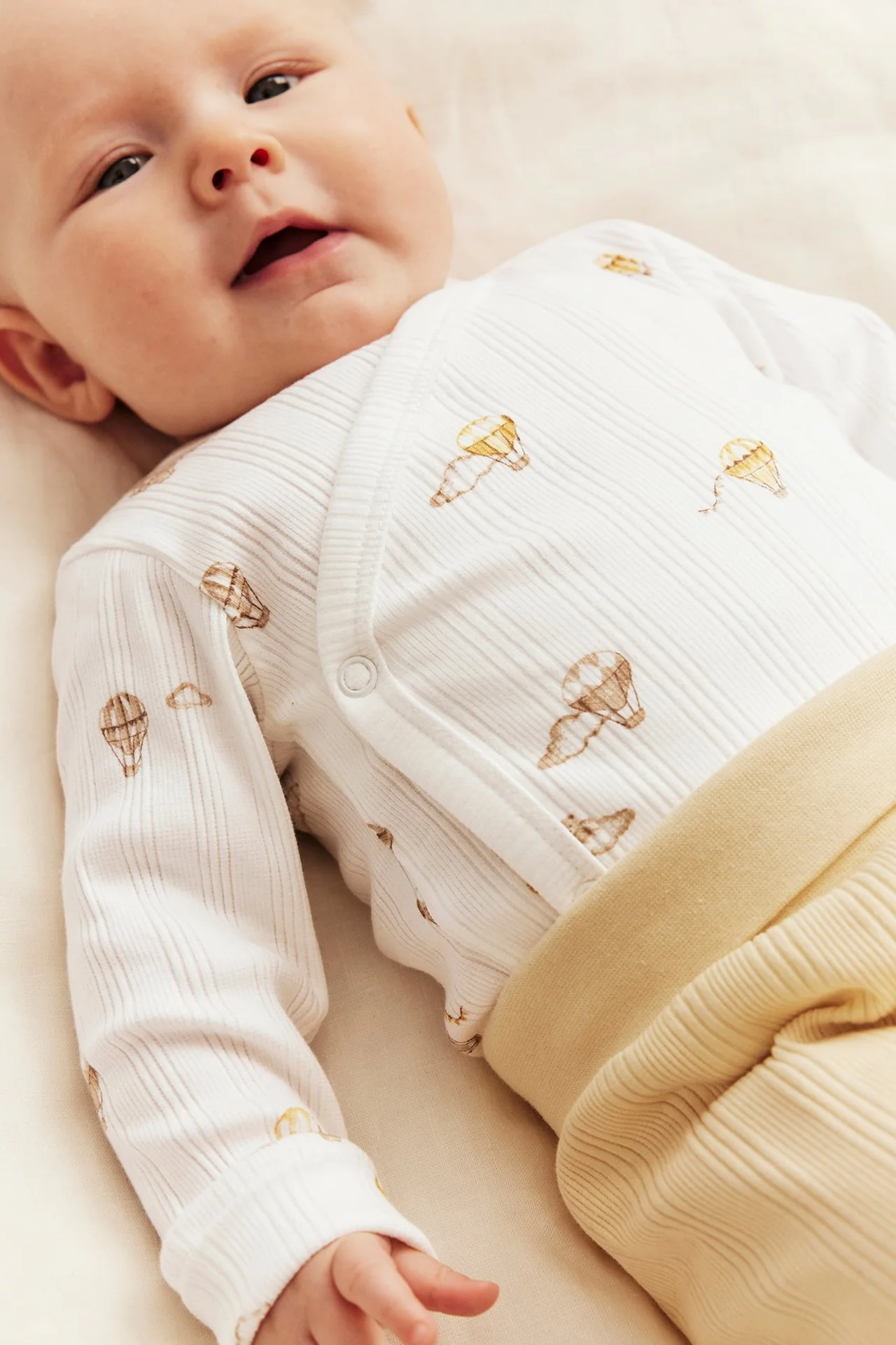 Baby bodysuit with hot air balloon motif - Image 4