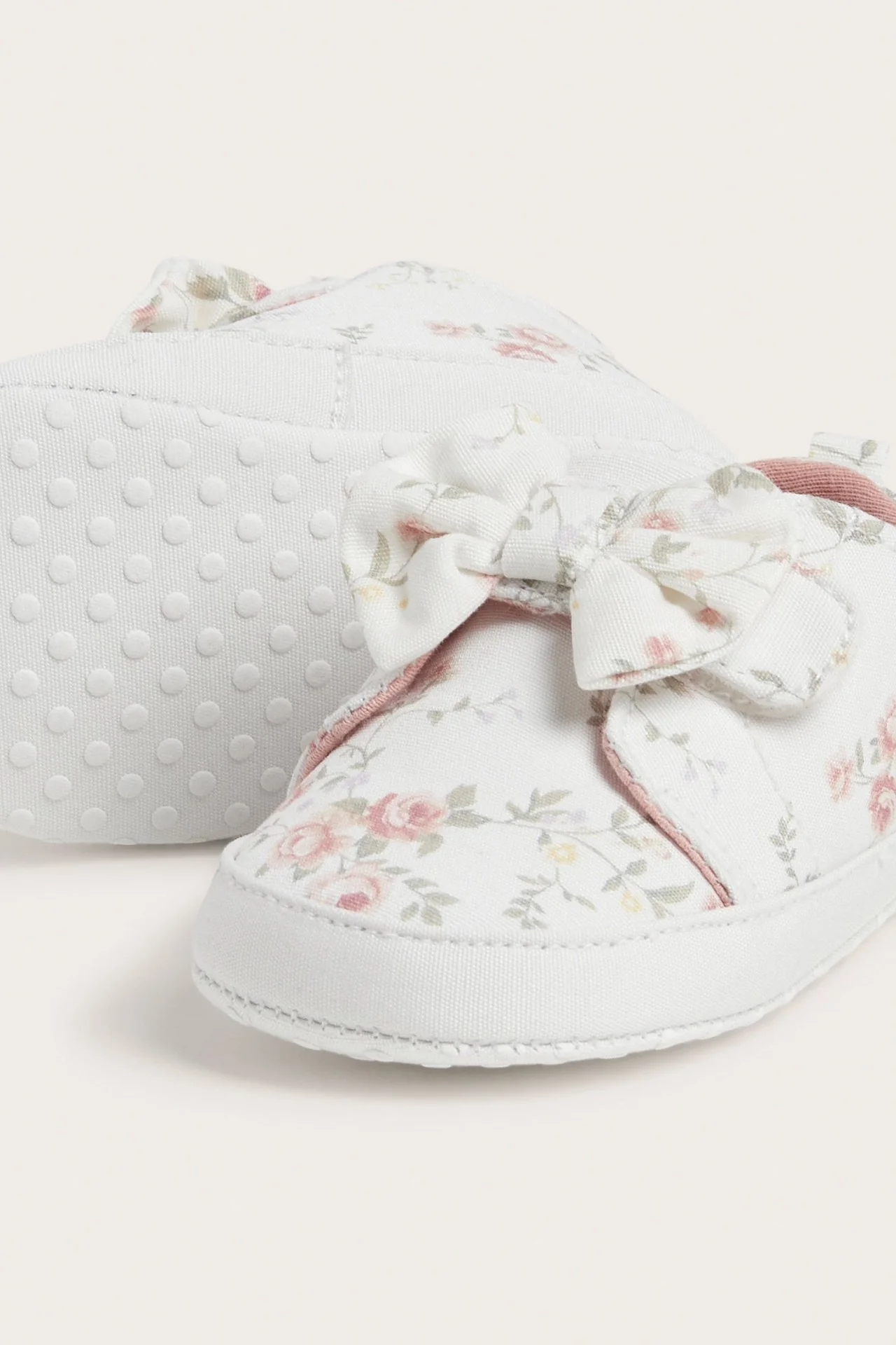 Baby white floral shoes with bow - Image 2