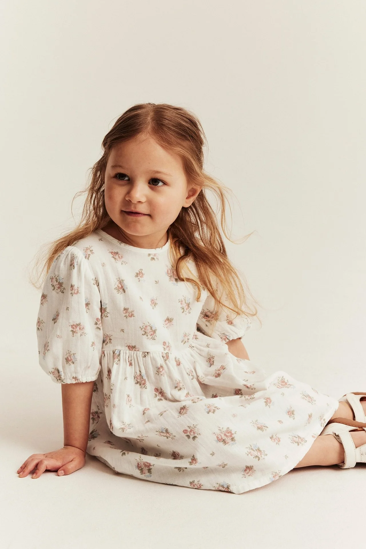Kids floral dress with puff sleeves - Image 4